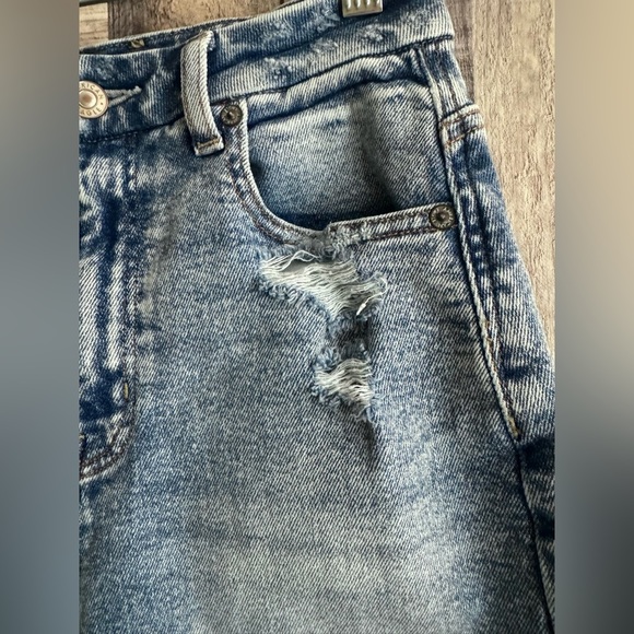 American Eagle Straight Curvy High Rise Mom Jeans - Picture 3 of 7